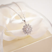 Dây chuyền kim cương Moissanite LAMY hoa 11 cánh đá chủ 6.5 ly CDEDN030WH - Hàng chính hãng đã kiểm định