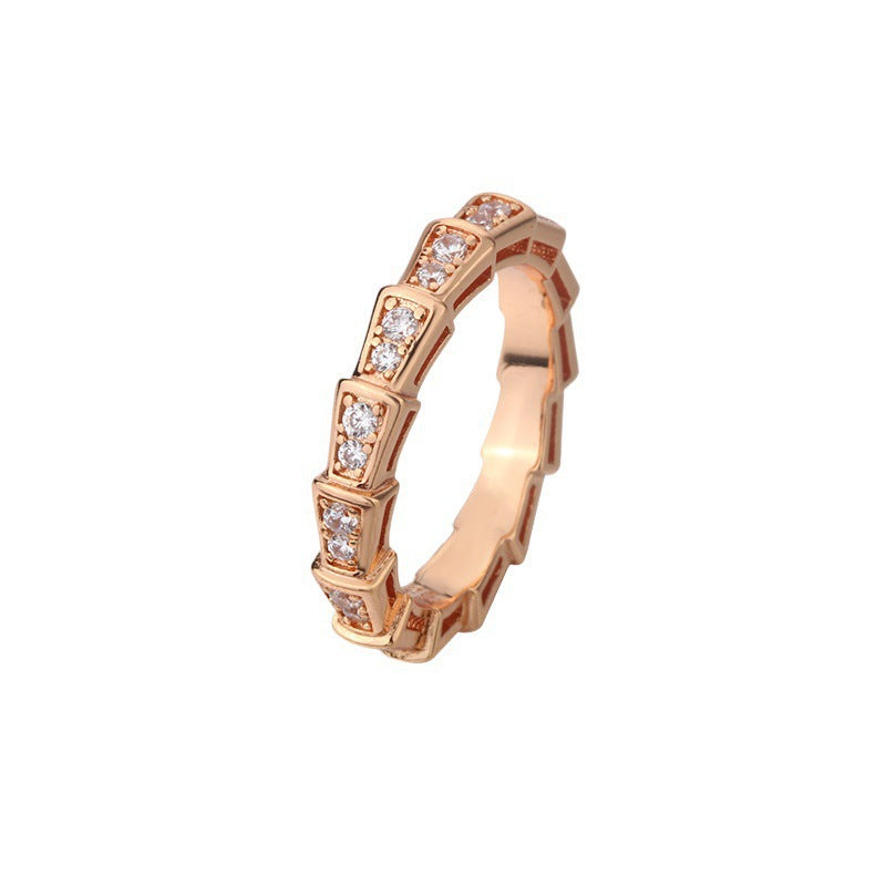Serpent Adorned with Stones Ring Rose Gold, đai ghép từ các khối vảy hình thang nối nhau