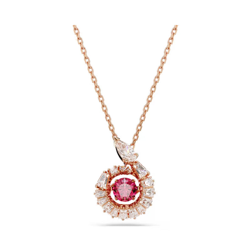 Snake Pendant, viên đá đỏ tròn ở giữa