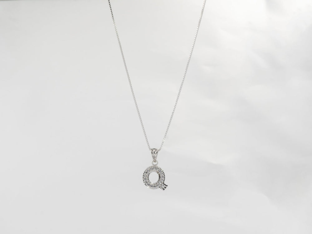 Sparkling Alphabet Q Necklace, chữ Q đính đá nhỏ
