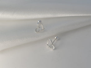Khuyên tai bạc LAMY Minimalist Heart Earrings Silver CDE3089SV