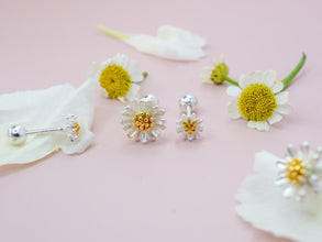 Khuyên tai nữ LAMY Sparkling Matricaria Chamomilla Silver Earrings CDE3086SV