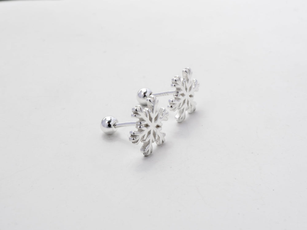 Snowflake Earrings Silver, mỗi chiếc là bông tuyết sáu nhánh nhỏ phủ đá