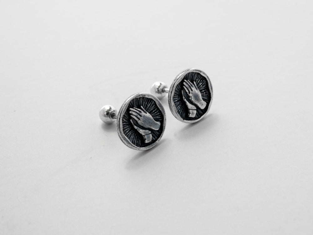 Prayer Devout Hand Prayer Earrings, mỗi chiếc là đĩa tròn sẫm màu