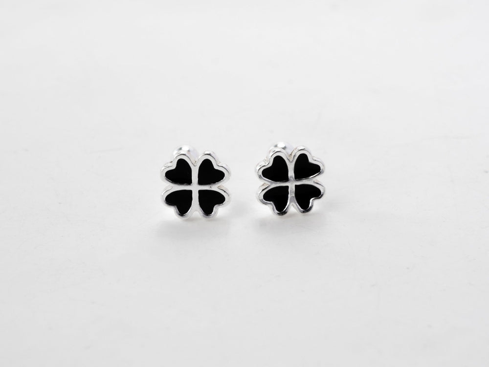 Four Leaf Clover Stud Screw Thread Design Earrings Silver, mỗi chiếc là cỏ bốn lá nhỏ màu đen với lá hình trái tim
