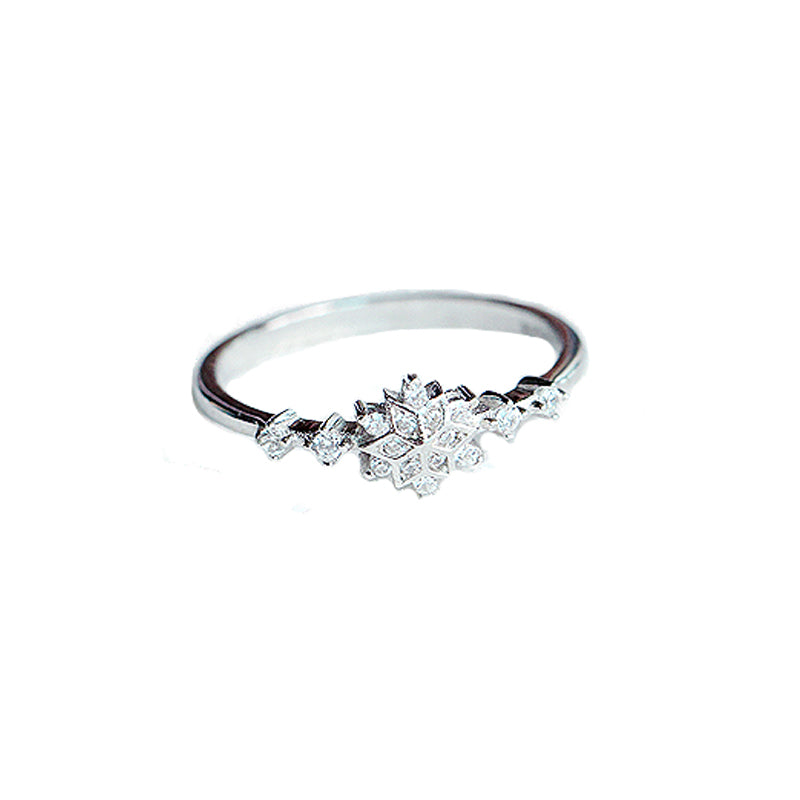 Snowflake Ring Silver, bông tuyết kết từ đá nhỏ ở giữa