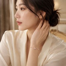 Ảnh lookbook vòng tay LAMY Dazzling Swan Rose Gold CDE2050RG