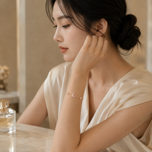 Người mẫu đeo vòng tay LAMY CDE2050RG tại bàn trang điểm