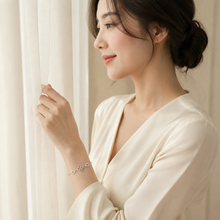 Ảnh lookbook bên cửa sổ vòng tay LAMY Heart Four Leaves CDE2072SV