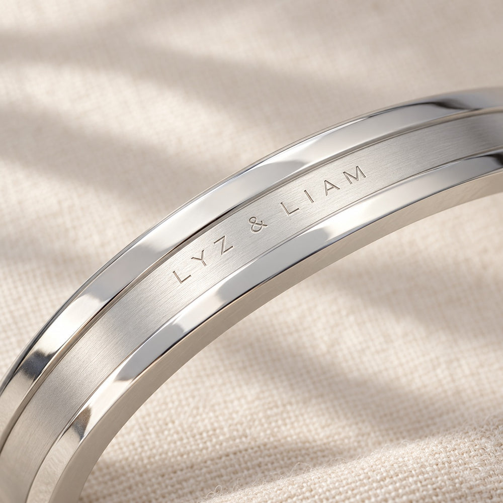 Cận cảnh dải xước mờ khắc chữ LYZ & LIAM của Lyz & Liam Elan Cuff Silver