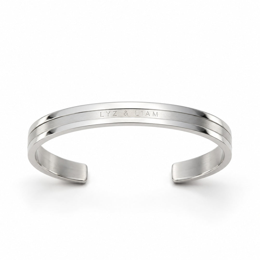 Lyz & Liam Elan Cuff Silver, vòng hở bạc ba dải bóng xước bóng khắc chữ LYZ & LIAM, trên nền trắng