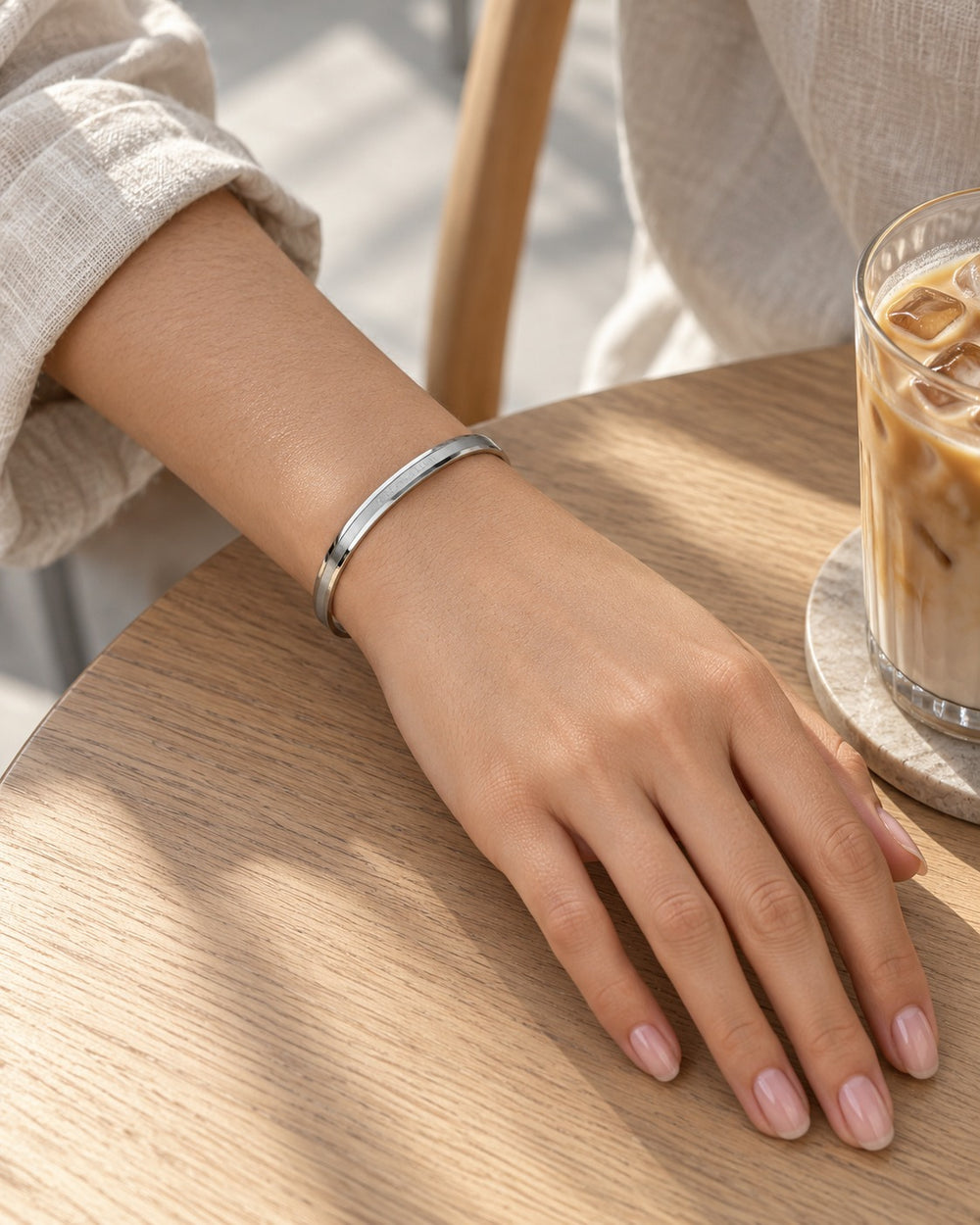 Lyz & Liam Elan Cuff Silver đeo trên cổ tay