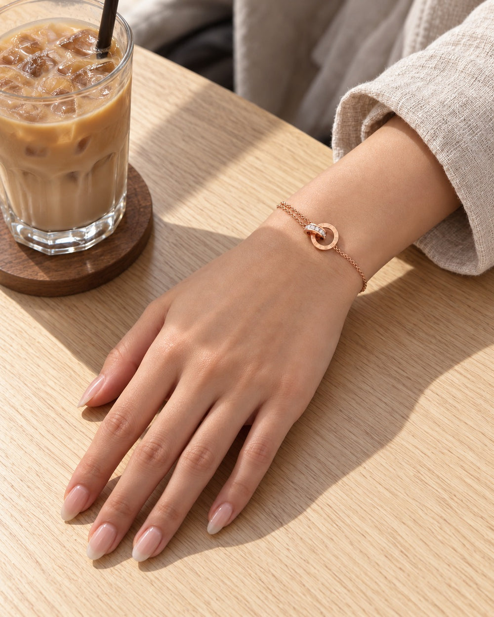 Sweet Love Unity Stone Bracelet Rose Gold White đeo trên cổ tay, hai vòng lồng nhau đá trắng