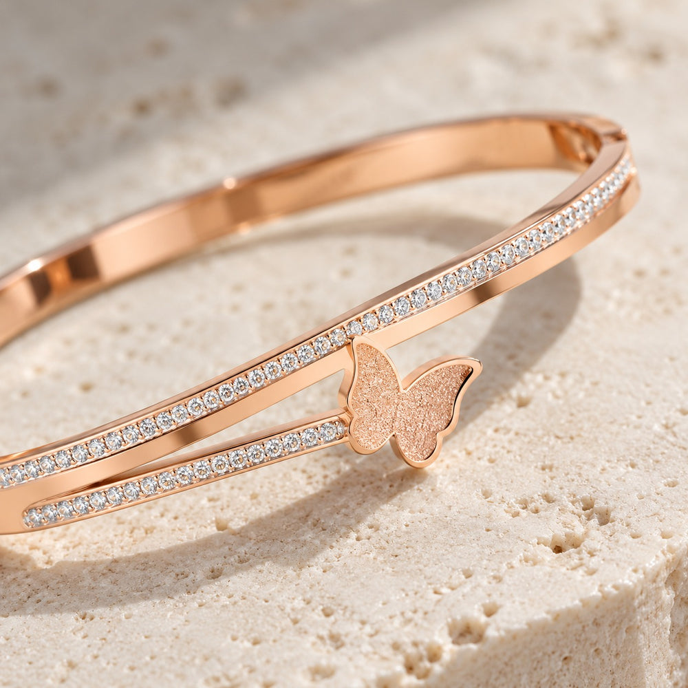 Cận cảnh con bướm nhám cát và hai hàng đá nhỏ của Butterfly Bracelet Classic Cuff Rose Gold