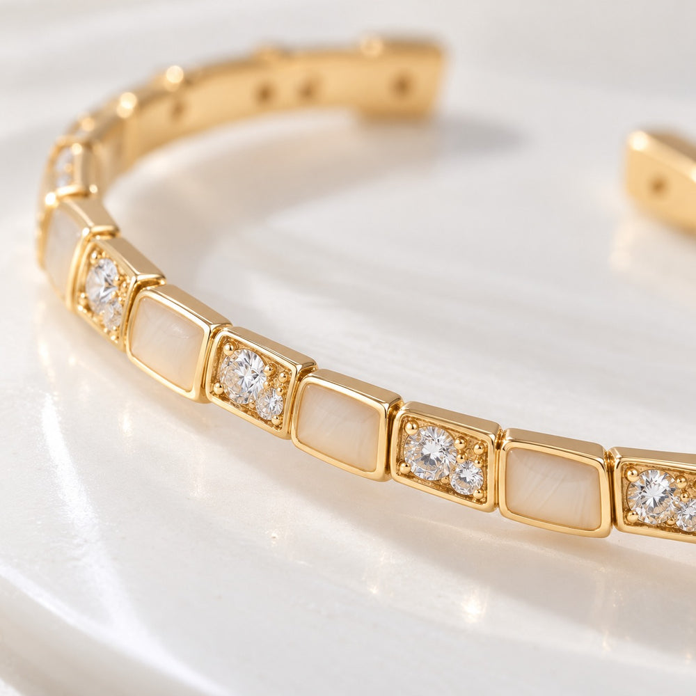 Cận cảnh đốt men kem xen đốt hai viên đá của Lyz & Liam Viper Cuff Gold