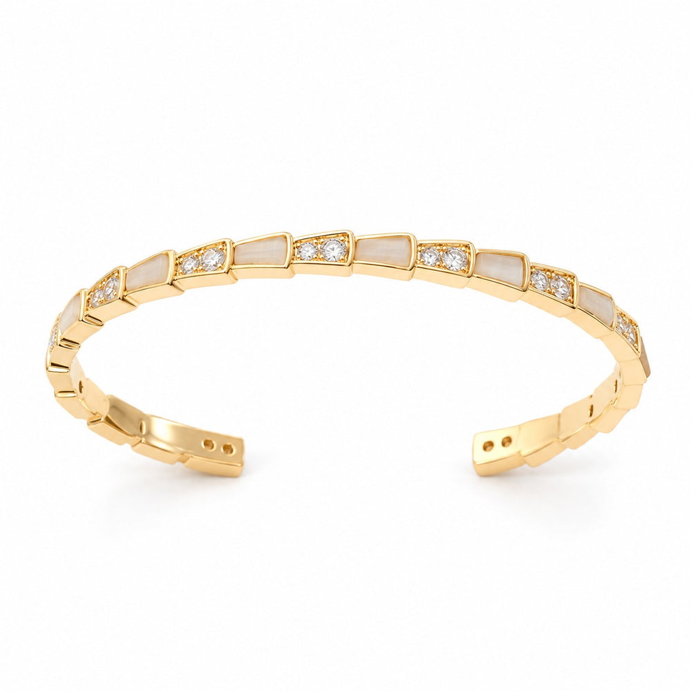 Lyz & Liam Viper Cuff Gold 2019GG, vòng hở vàng ghép đốt như vảy rắn, xen đốt men kem và đốt đính đá, trên nền trắng