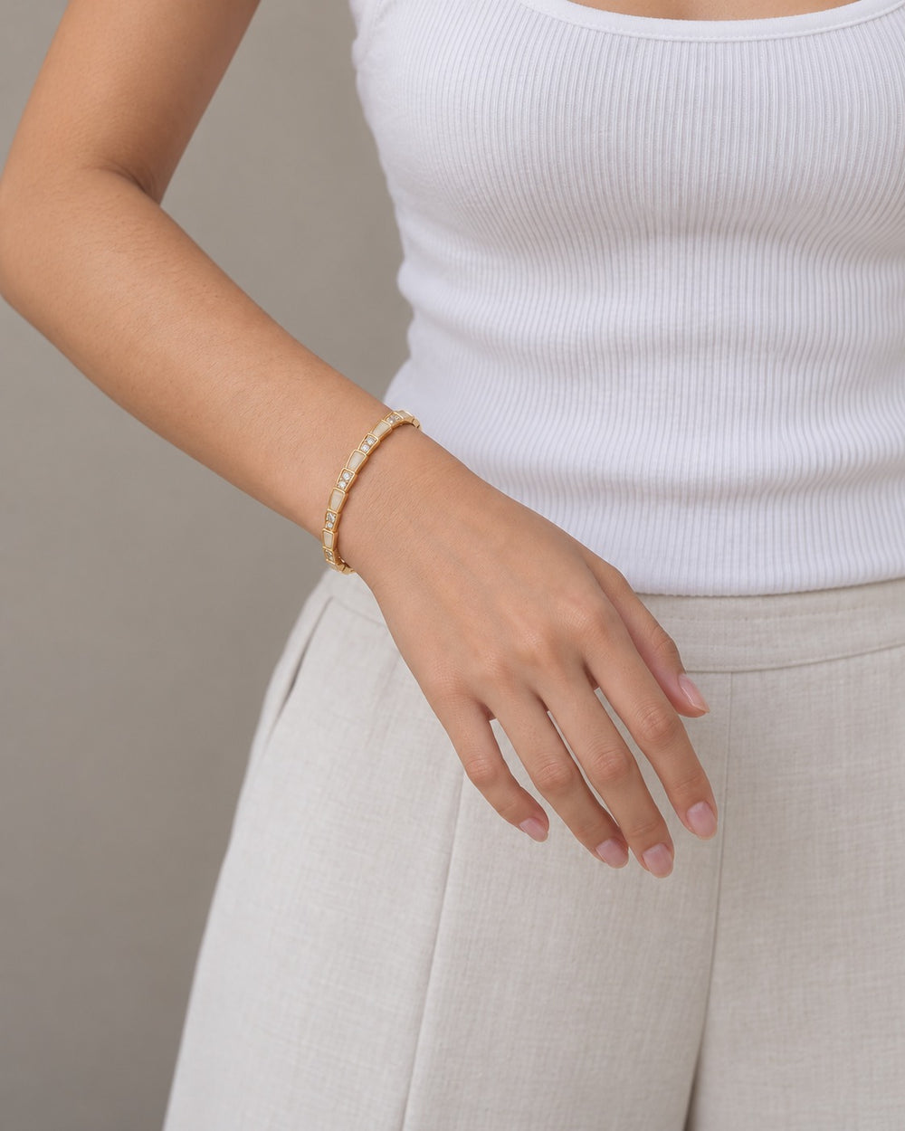 Lyz & Liam Viper Cuff Gold đeo trên cổ tay