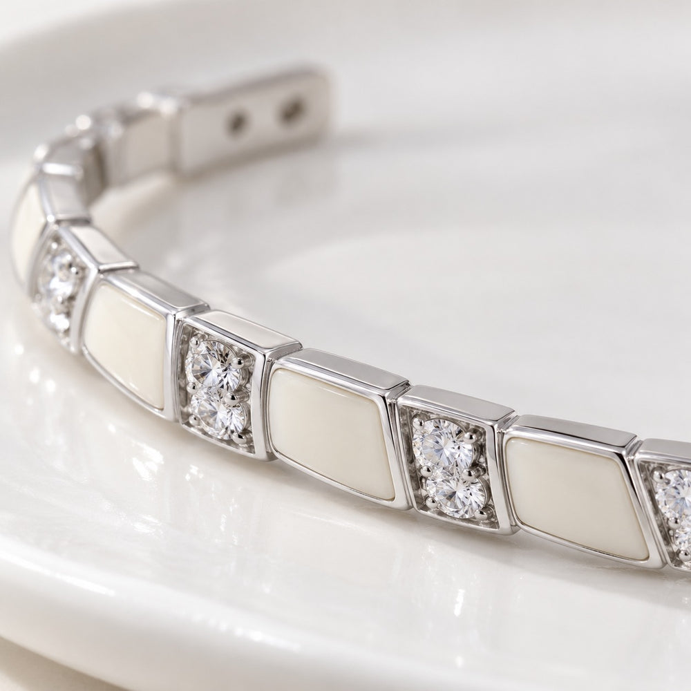 Cận cảnh đốt xà cừ trắng xen đốt hai viên đá của Lyz & Liam Viper Cuff Silver
