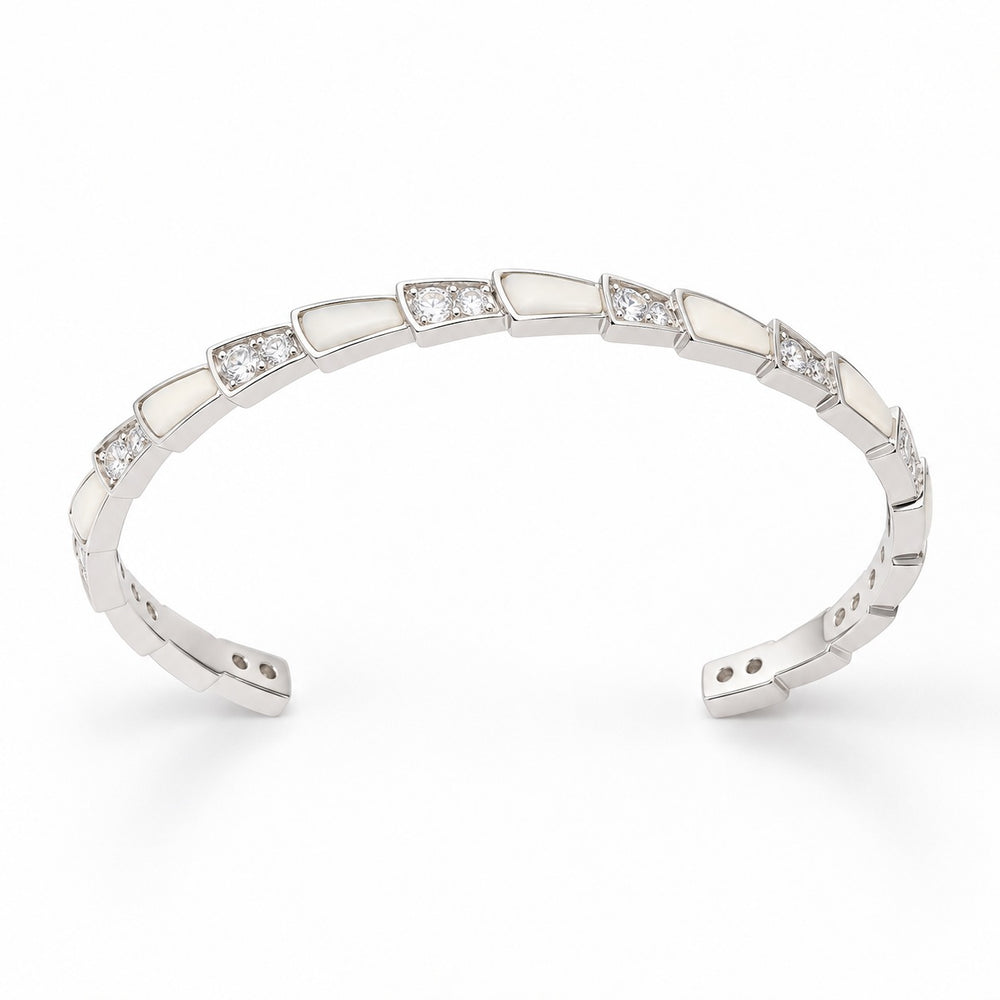 Lyz & Liam Viper Cuff Silver 2019SV, vòng hở bạc ghép đốt như vảy rắn, xen đốt xà cừ trắng và đốt đính đá, trên nền trắng