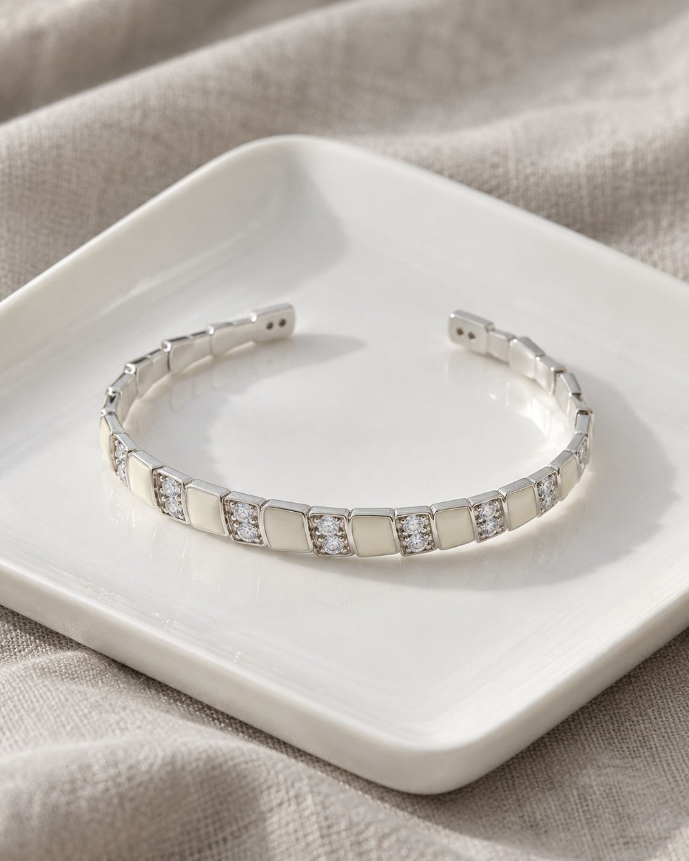 Lyz & Liam Viper Cuff Silver trên khay sứ trắng