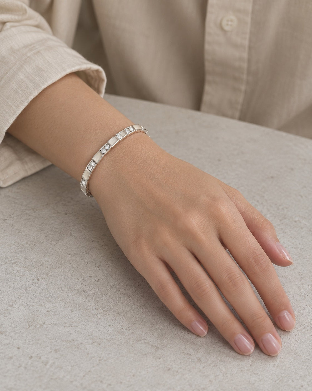 Lyz & Liam Viper Cuff Silver đeo trên cổ tay