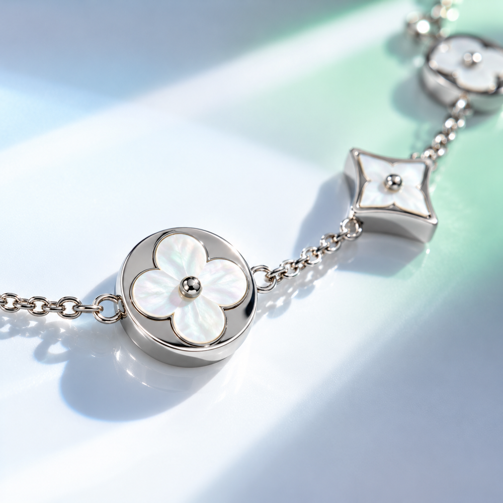 Cận cảnh charm đĩa hoa xà cừ trắng viền bạc của vòng Four Leaf Flower
