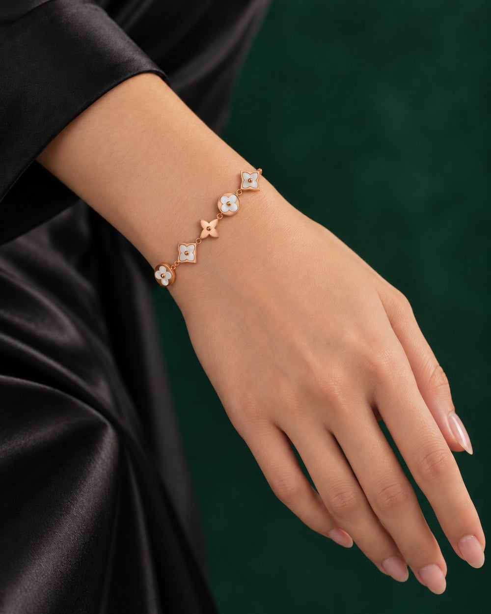 Four Leaf Flower Bracelet Rose Gold White - 2020RG - ảnh đeo