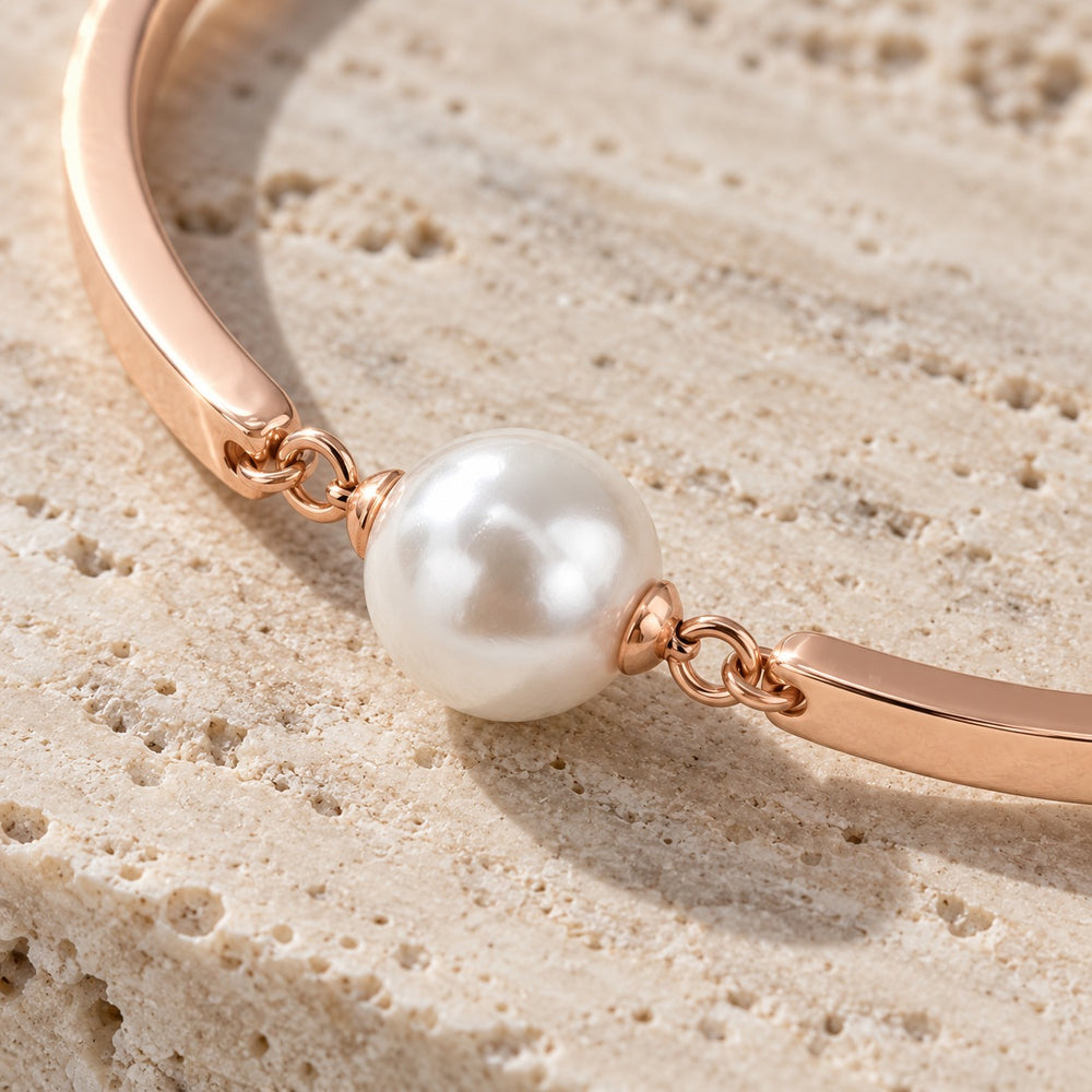 Cận cảnh viên ngọc trai trắng nối hai thanh vàng hồng của Pearl Bracelet Rose Gold