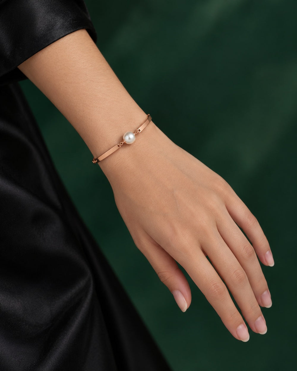 Pearl Bracelet Rose Gold đeo trên cổ tay