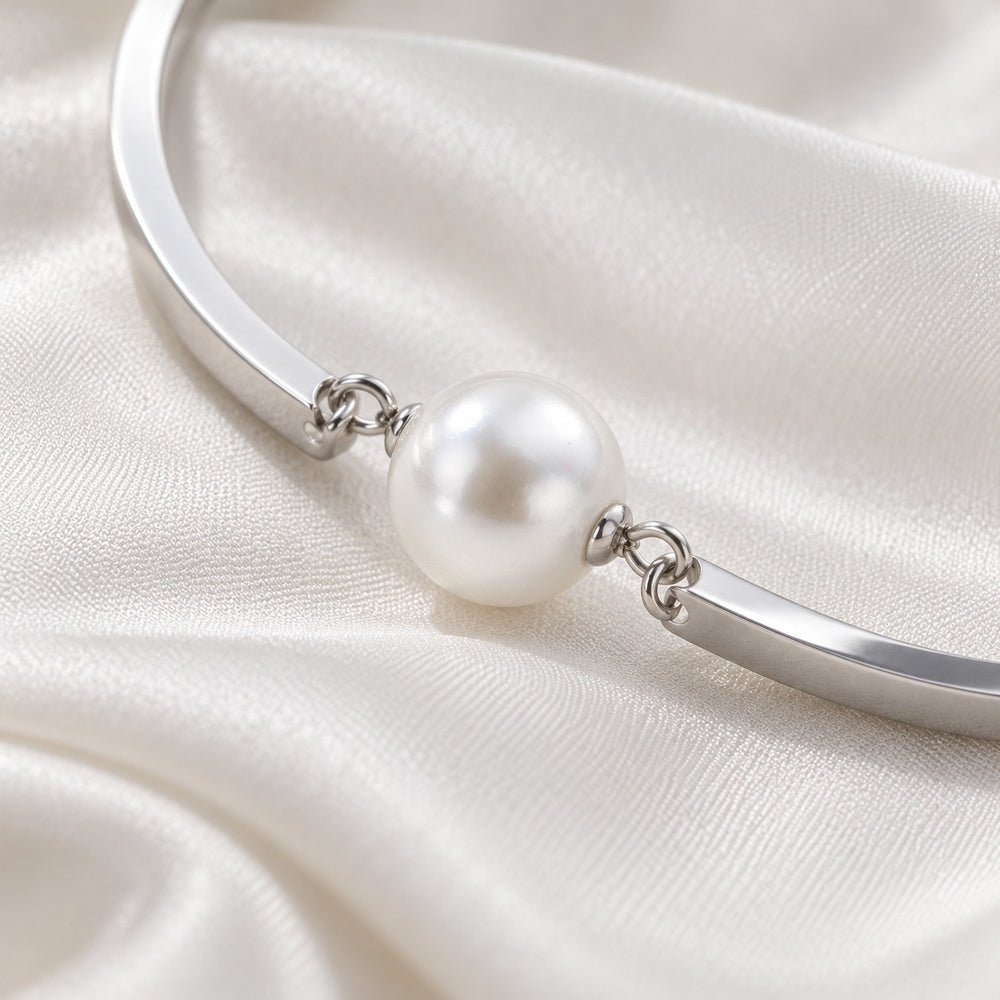 Cận cảnh viên ngọc trai trắng nối hai thanh bạc của Pearl Bracelet Silver