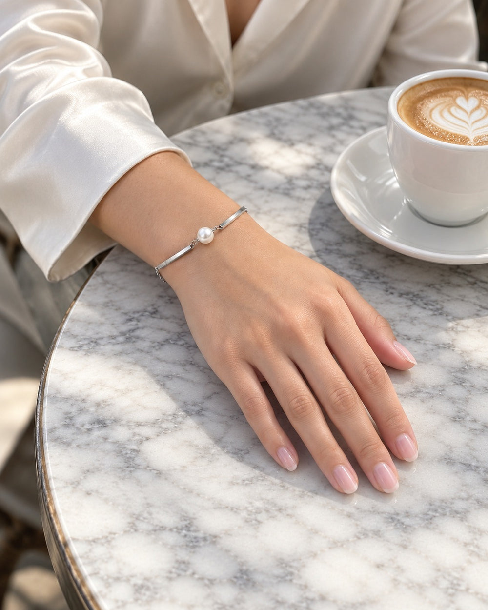 Pearl Bracelet Silver đeo trên cổ tay