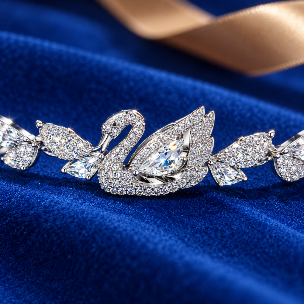Cận cảnh thiên nga đính đá và mắt xích lá của vòng Crystal Dancing Swan