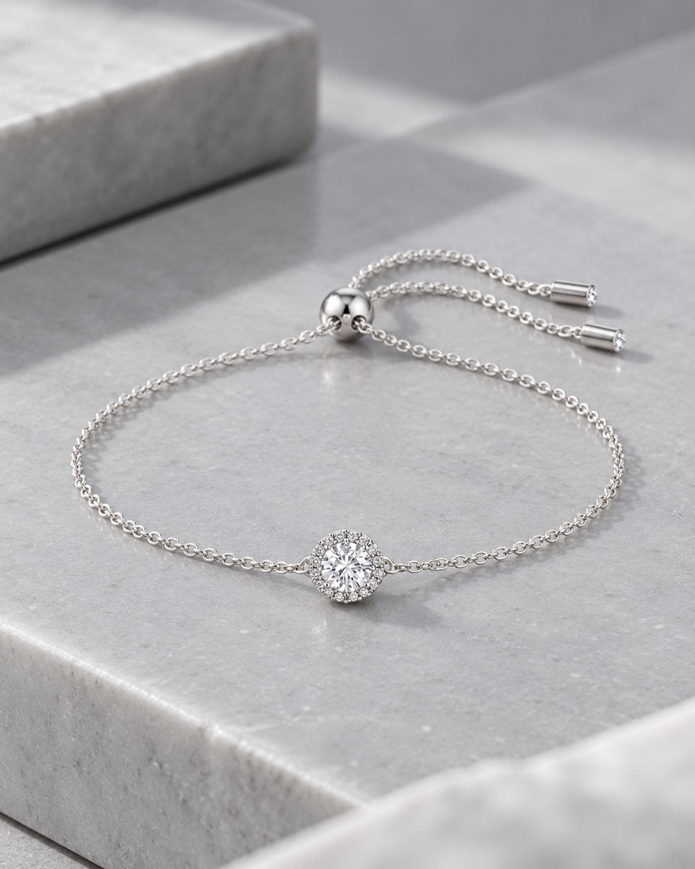 Lắc tay Angelic bạc trên khối đá xám