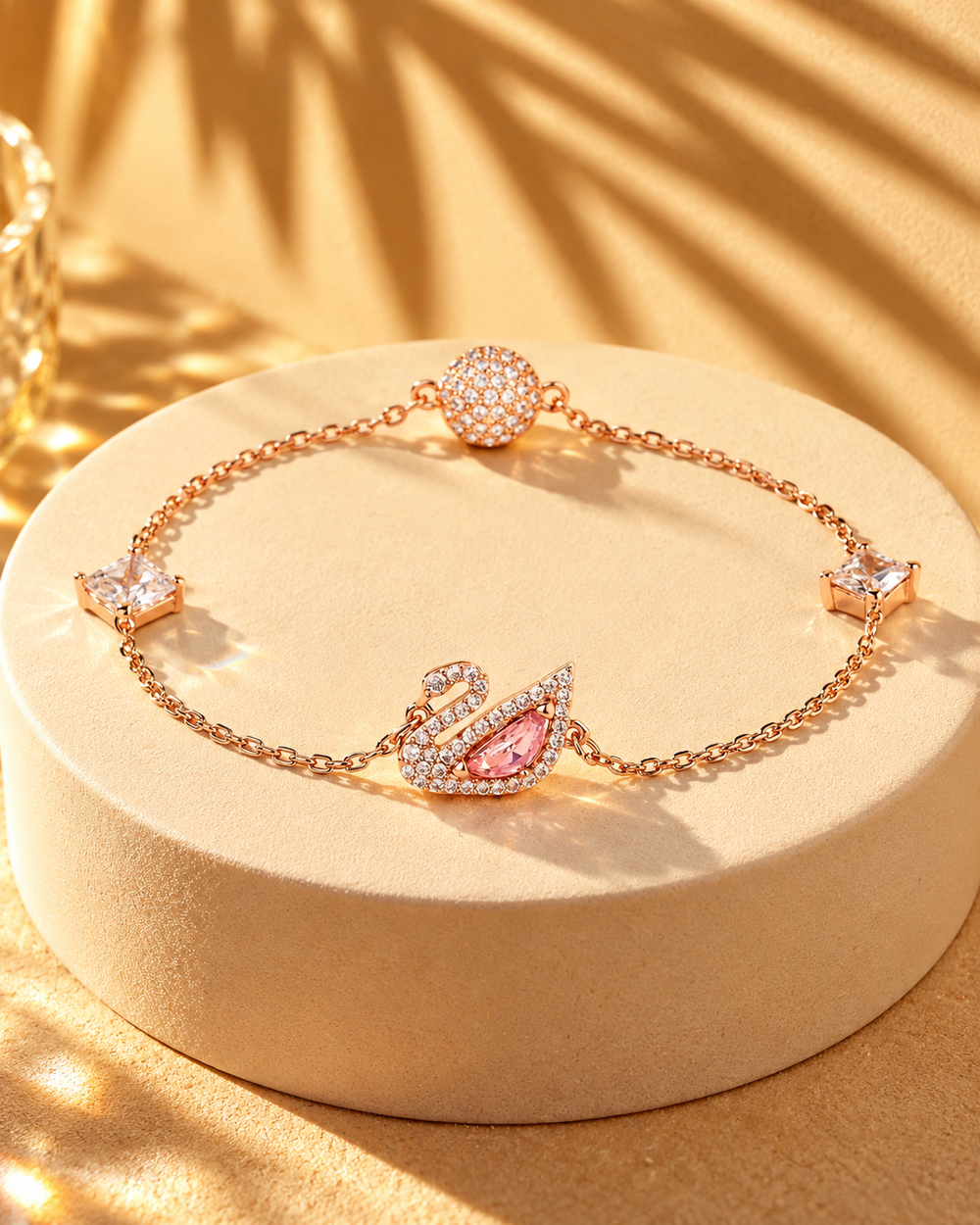Vòng tay Dazzling Swan đặt trên bệ kem dưới nắng