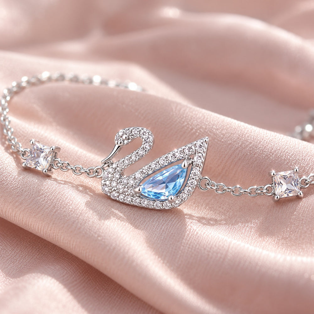 Cận cảnh mặt thiên nga đá xanh và hai đá vuông của Dazzling Swan Bracelet Silver