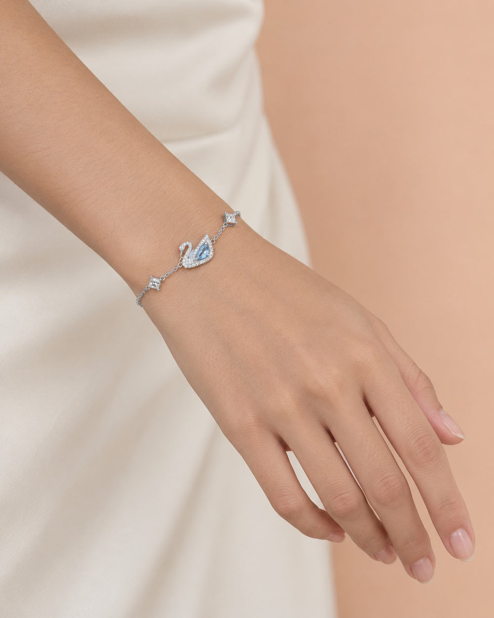 Dazzling Swan Bracelet Silver đeo trên cổ tay