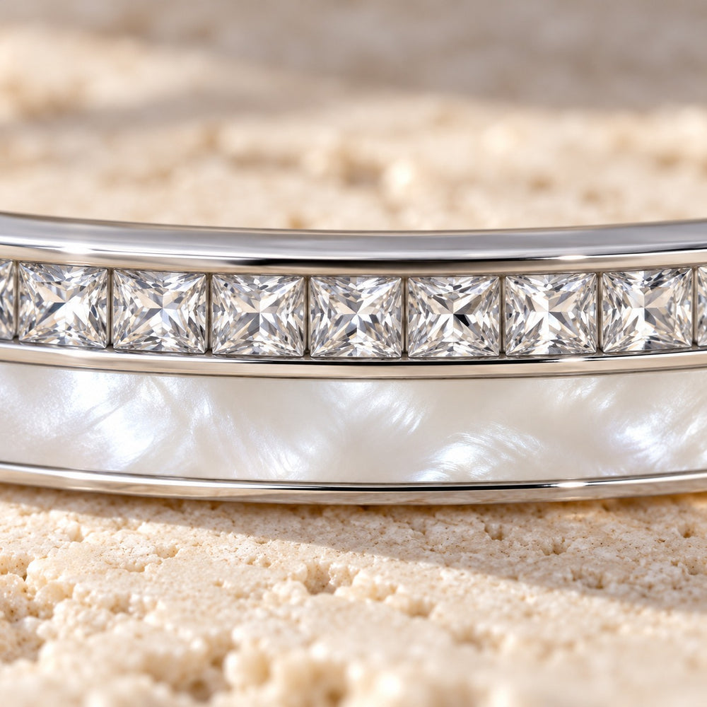 Cận cảnh hàng đá vuông và dải khảm xà cừ trắng của Crystal Pearls Bracelet Silver