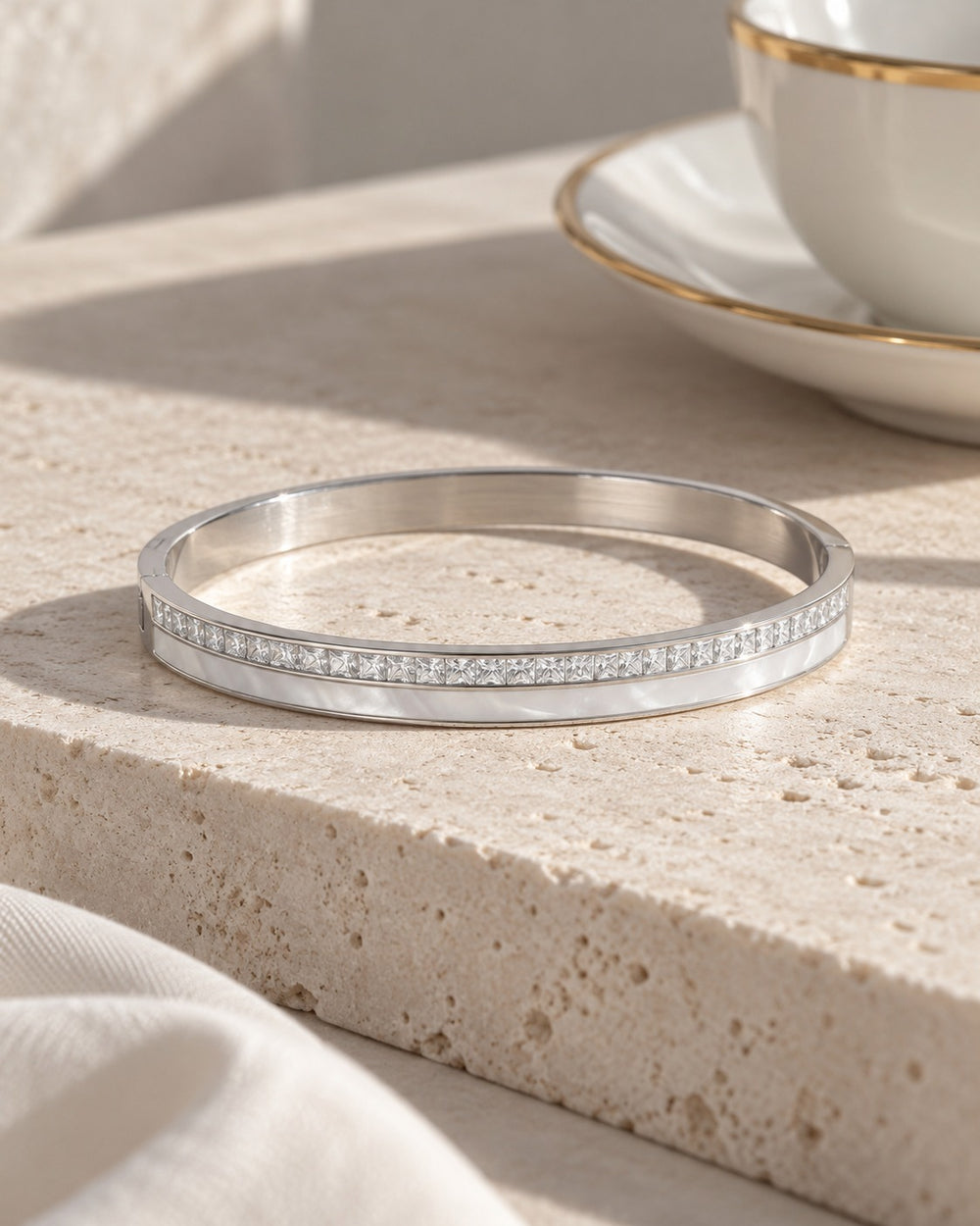 Crystal Pearls Bracelet Silver trên mặt đá cạnh tách trà