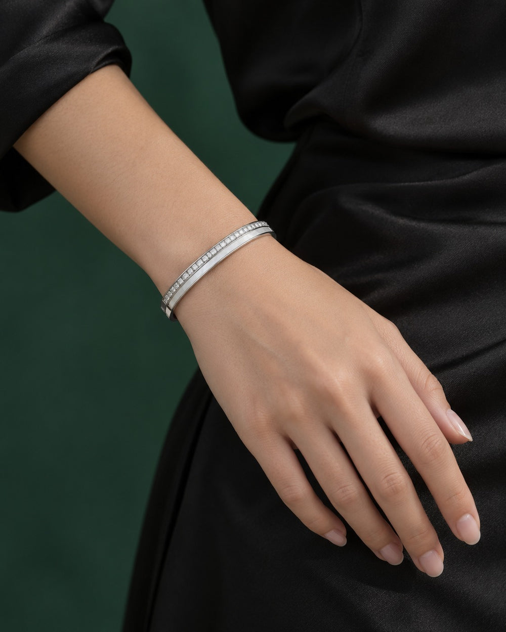 Crystal Pearls Bracelet Silver đeo trên cổ tay