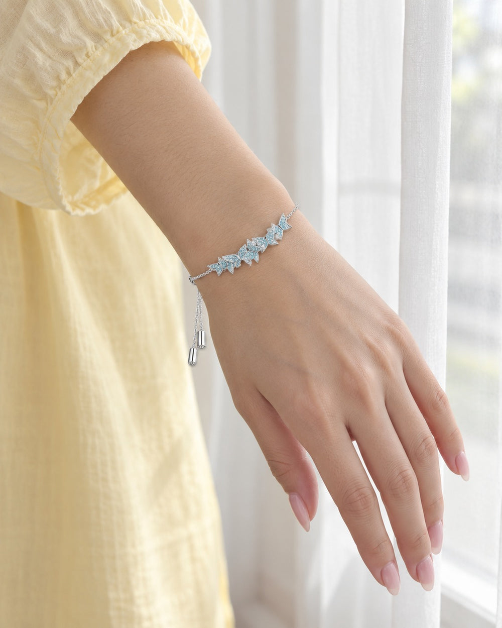 Lắc tay Lilia Butterfly xanh - ảnh đeo