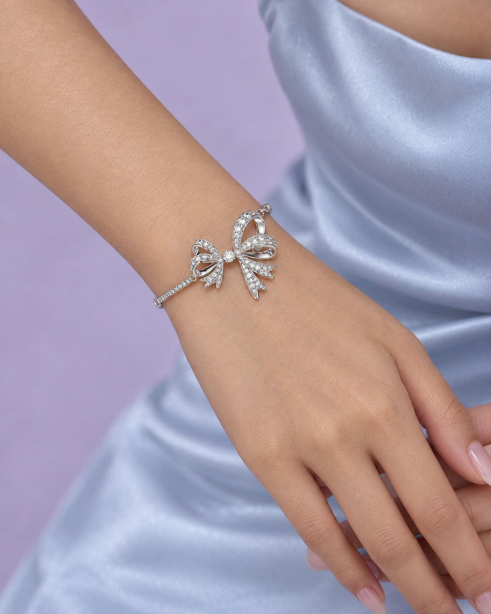 White Volta Bangle Bow Bracelet Silver - ảnh đeo