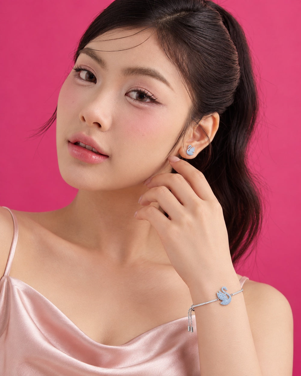 Iconic Swan Bracelet & Earrings Set Blue - ảnh đeo