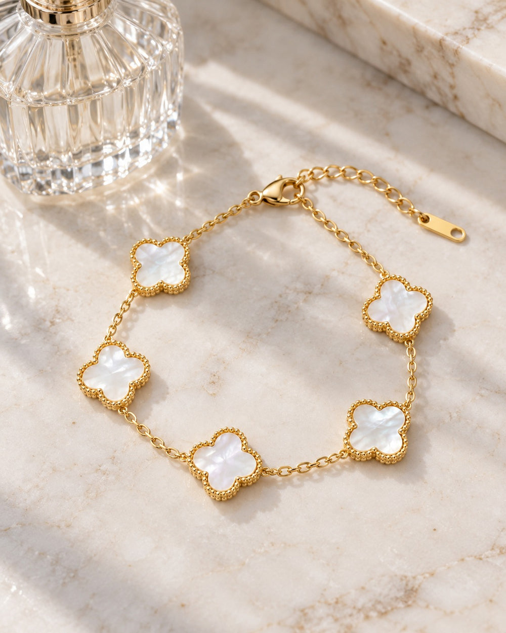 Lucky Four Leaf Flower Bracelet Gold White - 2098GG.WH - ảnh bối cảnh