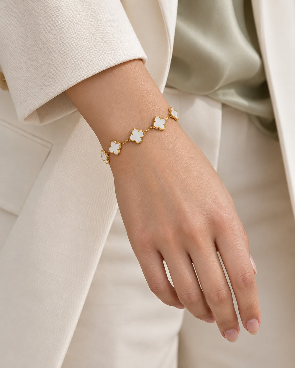 Lucky Four Leaf Flower Bracelet Gold White - 2098GG.WH - ảnh đeo