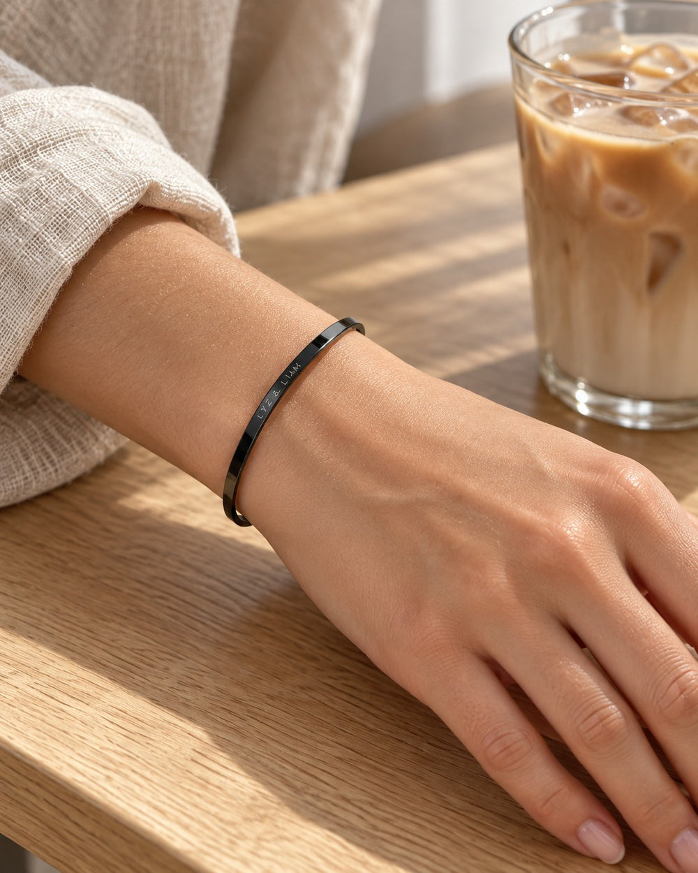 Lyz & Liam Classic Cuff Black đeo tay