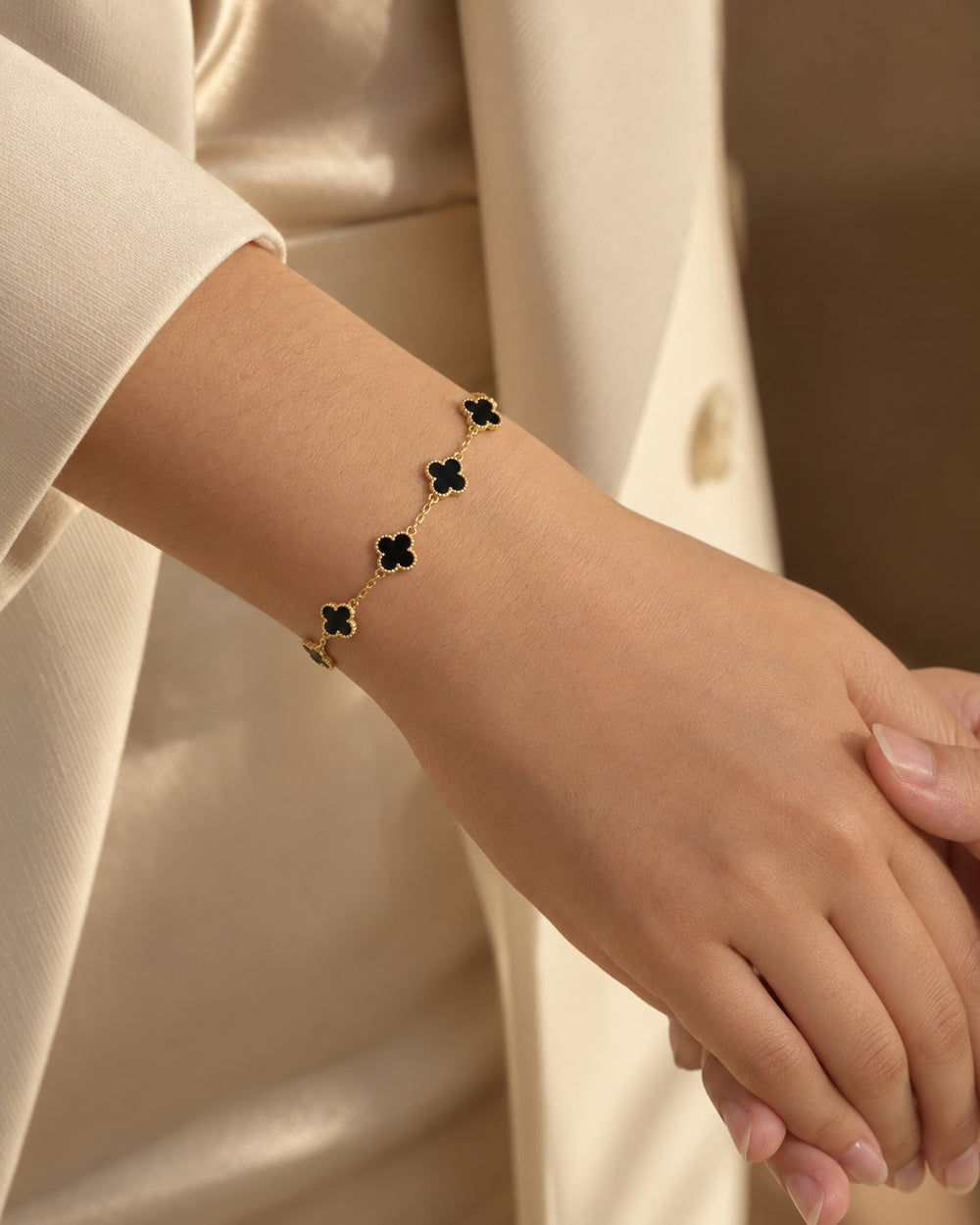 Lucky Four Leaf Flower Bracelet Gold Black - 2118GG - ảnh đeo