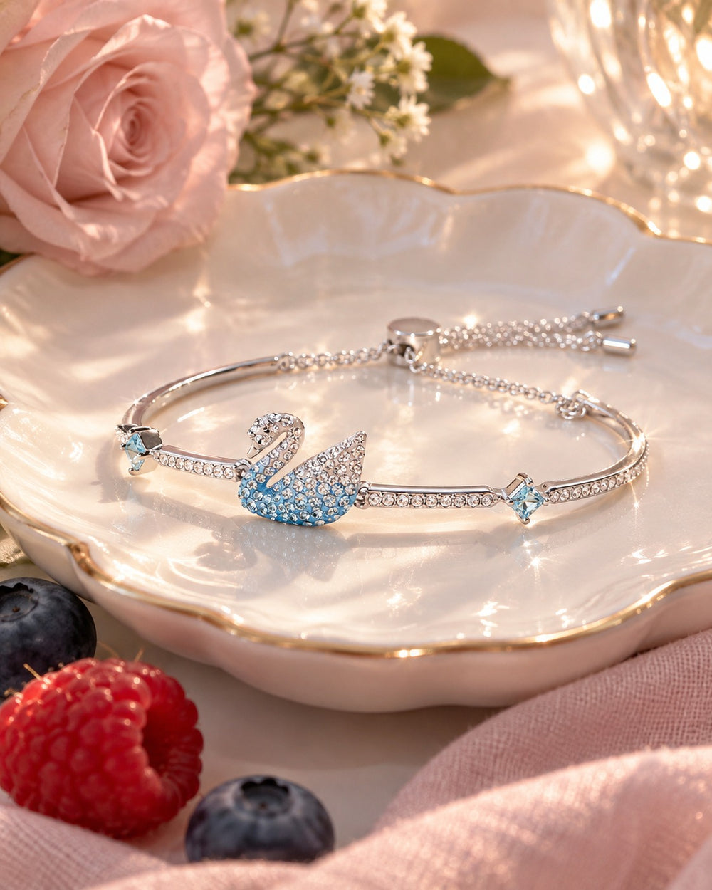 Blue Iconic Swan Bracelet Blue - ảnh bối cảnh