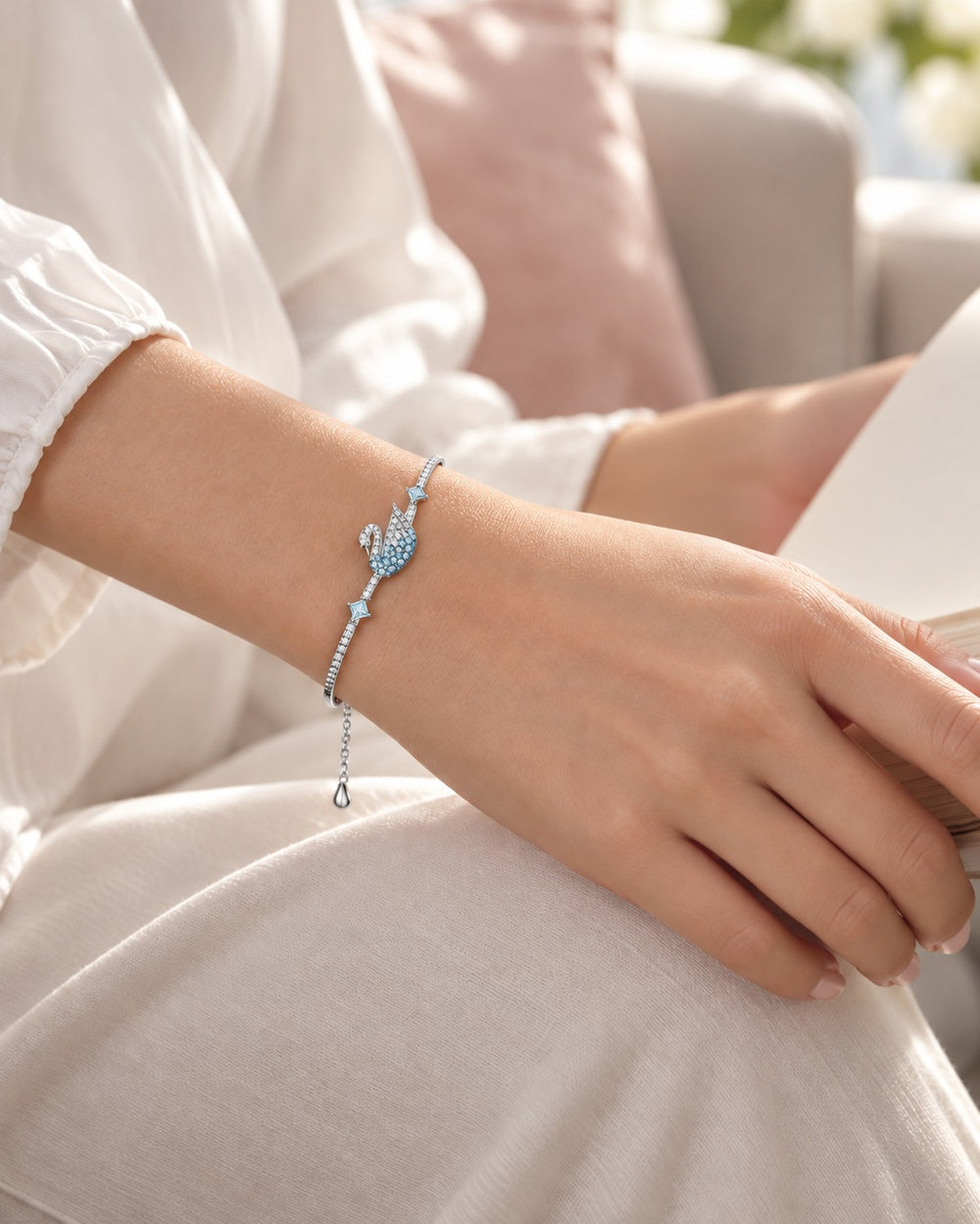 Blue Iconic Swan Bracelet Blue - ảnh đeo