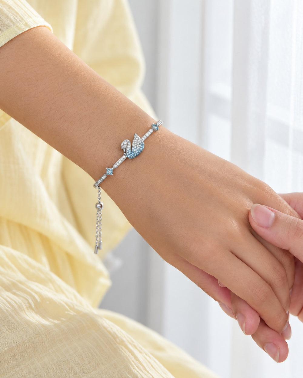 Lắc tay thiên nga xanh Iconic Swan 2139 - đeo trên tay