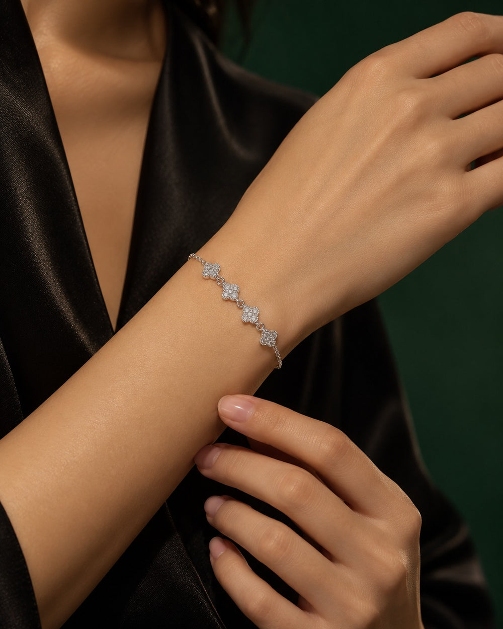 Lucky Four-Leaf Clover Bracelet Jewelry Set - ảnh đeo